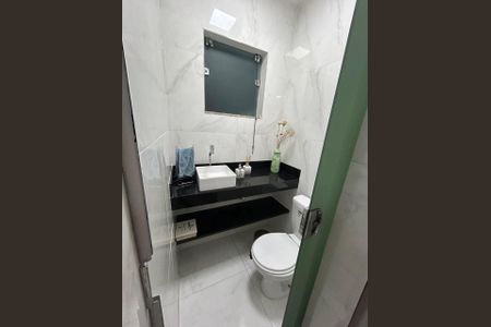Casa à venda com 98m², 3 quartos e 2 vagas Casa à venda com 98m², 3 quartos e 2 vagasBanheiro