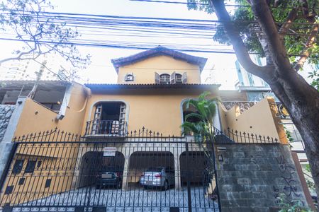 Casa à venda com 382m², 8 quartos e 4 vagas Casa à venda com 382m², 8 quartos e 4 vagasFachada