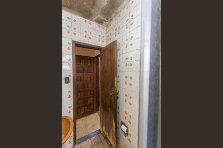 Casa à venda com 382m², 8 quartos e 4 vagas Casa à venda com 382m², 8 quartos e 4 vagasBanheiro Social 2 no 2° Pavimento