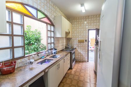 Casa à venda com 382m², 8 quartos e 4 vagas Casa à venda com 382m², 8 quartos e 4 vagasCozinha