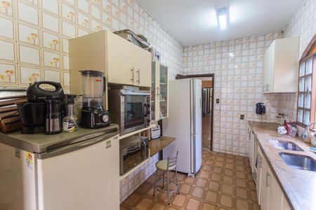 Casa à venda com 382m², 8 quartos e 4 vagas Casa à venda com 382m², 8 quartos e 4 vagasCozinha