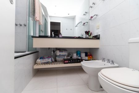 Apartamento à venda com 346m², 7 quartos e 6 vagas Apartamento à venda com 346m², 7 quartos e 6 vagasBanheiro da Suíte 2