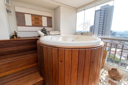 Apartamento à venda com 346m², 7 quartos e 6 vagas Apartamento à venda com 346m², 7 quartos e 6 vagasOfurô da Varanda da Suite Master