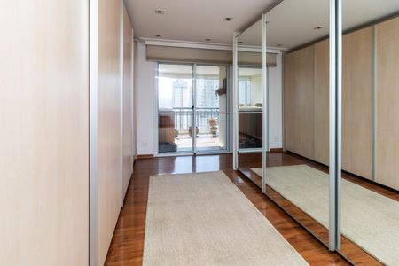 Apartamento à venda com 346m², 7 quartos e 6 vagas Apartamento à venda com 346m², 7 quartos e 6 vagasCloset da Suite Master