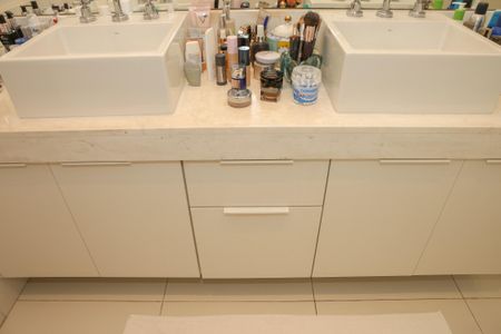 Apartamento à venda com 242m², 3 quartos e 3 vagas Apartamento à venda com 242m², 3 quartos e 3 vagasBanheiro da Suíte 1