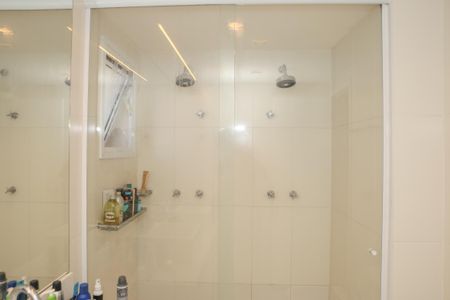 Apartamento à venda com 242m², 3 quartos e 3 vagas Apartamento à venda com 242m², 3 quartos e 3 vagasBanheiro da Suíte 1