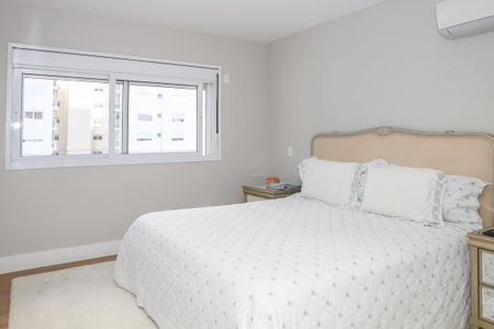 Apartamento à venda com 242m², 3 quartos e 3 vagas Apartamento à venda com 242m², 3 quartos e 3 vagasSuíte 1