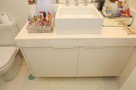 Apartamento à venda com 242m², 3 quartos e 3 vagas Apartamento à venda com 242m², 3 quartos e 3 vagasBanheiro da Suíte 2