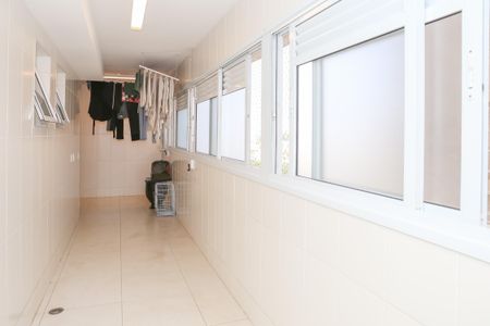 Apartamento à venda com 242m², 3 quartos e 3 vagas Apartamento à venda com 242m², 3 quartos e 3 vagasÁrea de Serviço