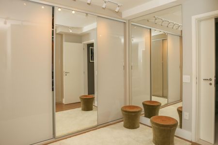 Apartamento à venda com 242m², 3 quartos e 3 vagas Apartamento à venda com 242m², 3 quartos e 3 vagasSuíte 1