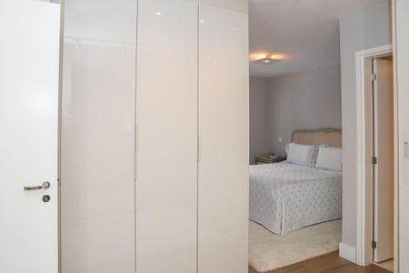 Apartamento à venda com 242m², 3 quartos e 3 vagas Apartamento à venda com 242m², 3 quartos e 3 vagasSuíte 1