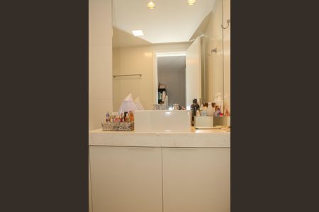 Apartamento à venda com 242m², 3 quartos e 3 vagas Apartamento à venda com 242m², 3 quartos e 3 vagasBanheiro da Suíte 2