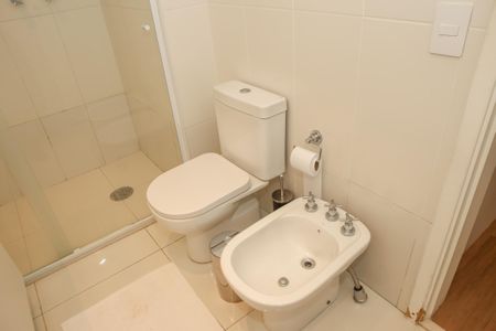 Apartamento à venda com 242m², 3 quartos e 3 vagas Apartamento à venda com 242m², 3 quartos e 3 vagasBanheiro da Suíte 1