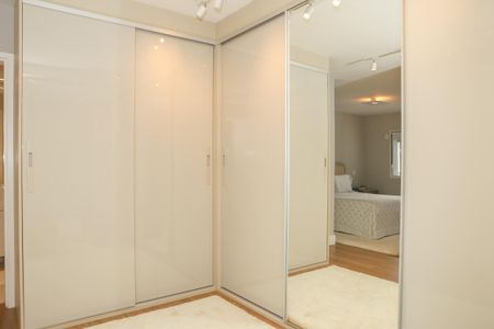Apartamento à venda com 242m², 3 quartos e 3 vagas Apartamento à venda com 242m², 3 quartos e 3 vagasSuíte 1