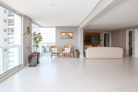 Apartamento à venda com 242m², 3 quartos e 3 vagas Apartamento à venda com 242m², 3 quartos e 3 vagasSala