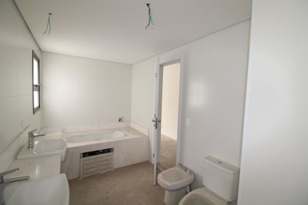 Apartamento à venda com 255m², 4 quartos e 5 vagasBanheiro da Suíte 4