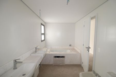 Apartamento à venda com 255m², 4 quartos e 5 vagasBanheiro da Suíte 4