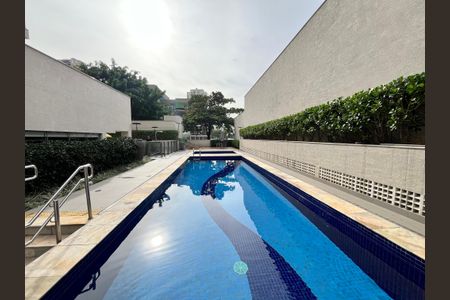 Apartamento à venda com 255m², 4 quartos e 4 vagas Apartamento à venda com 255m², 4 quartos e 4 vagasÁrea comum - Piscina