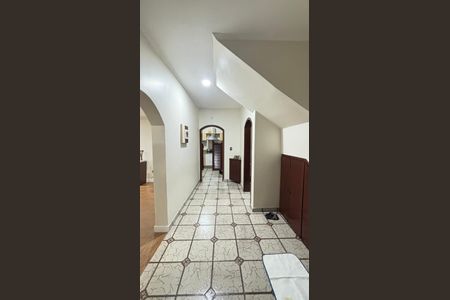 Casa à venda com 255m², 4 quartos e 3 vagas Casa à venda com 255m², 4 quartos e 3 vagasCorredor