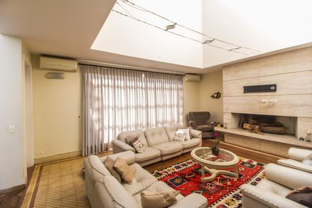 Casa de condomínio à venda com 800m², 4 quartos e 10 vagas Casa de condomínio à venda com 800m², 4 quartos e 10 vagasSala de TV