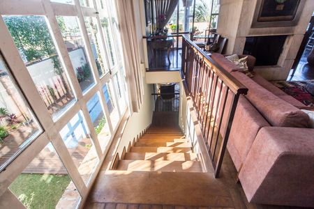 Casa de condomínio à venda com 800m², 4 quartos e 10 vagas Casa de condomínio à venda com 800m², 4 quartos e 10 vagasEscada