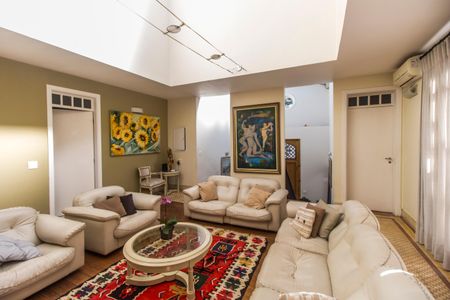 Casa de condomínio à venda com 800m², 4 quartos e 10 vagas Casa de condomínio à venda com 800m², 4 quartos e 10 vagasSala de TV