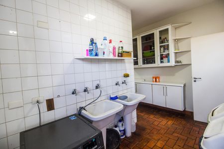 Casa de condomínio à venda com 800m², 4 quartos e 10 vagas Casa de condomínio à venda com 800m², 4 quartos e 10 vagasÁrea de Serviço
