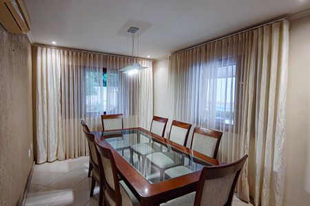Casa à venda com 622m², 4 quartos e 2 vagas Casa à venda com 622m², 4 quartos e 2 vagasSala
