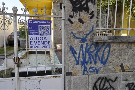 Casa à venda com 260m², 4 quartos e 6 vagasFachada + Placa