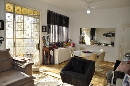 Casa à venda com 260m², 4 quartos e 6 vagasSala