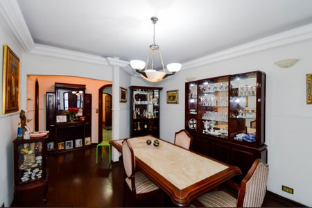 Casa à venda com 240m², 3 quartos e 3 vagas Casa à venda com 240m², 3 quartos e 3 vagasSala