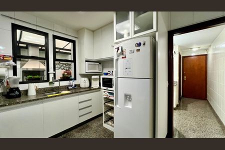 Apartamento à venda com 240m², 4 quartos e 3 vagas Apartamento à venda com 240m², 4 quartos e 3 vagasCozinha