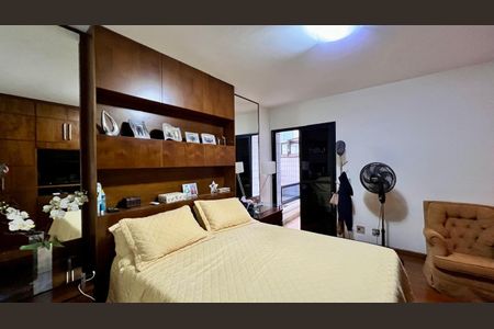 Apartamento à venda com 240m², 4 quartos e 3 vagas Apartamento à venda com 240m², 4 quartos e 3 vagasSuíte