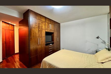 Apartamento à venda com 240m², 4 quartos e 3 vagas Apartamento à venda com 240m², 4 quartos e 3 vagasSuíte