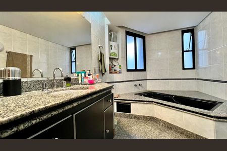 Apartamento à venda com 240m², 4 quartos e 3 vagas Apartamento à venda com 240m², 4 quartos e 3 vagasBanheiro da Suíte