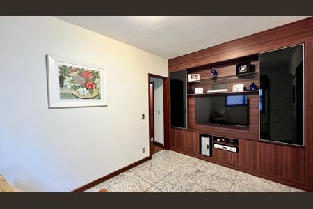 Apartamento à venda com 240m², 4 quartos e 3 vagas Apartamento à venda com 240m², 4 quartos e 3 vagasSala de TV