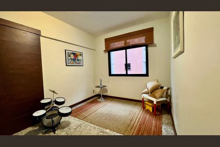 Apartamento à venda com 240m², 4 quartos e 3 vagas Apartamento à venda com 240m², 4 quartos e 3 vagasSala de TV