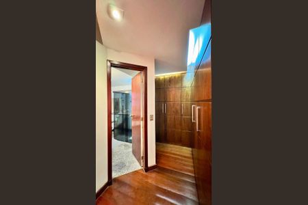 Apartamento à venda com 240m², 4 quartos e 3 vagas Apartamento à venda com 240m², 4 quartos e 3 vagasCloset da Suíte