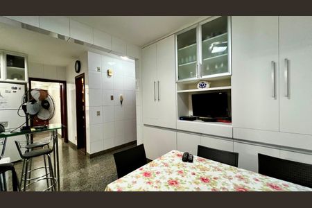 Apartamento à venda com 240m², 4 quartos e 3 vagas Apartamento à venda com 240m², 4 quartos e 3 vagasCozinha