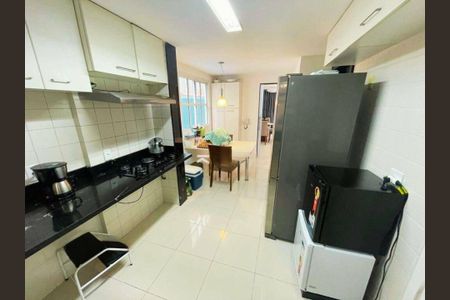 Casa de condomínio à venda com 300m², 4 quartos e 4 vagas