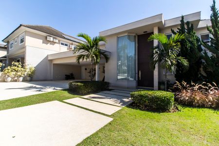 Casa à venda com 451m², 4 quartos e 2 vagas Casa à venda com 451m², 4 quartos e 2 vagasVista da Rua