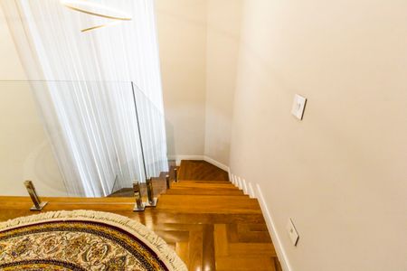 Casa à venda com 451m², 4 quartos e 2 vagas Casa à venda com 451m², 4 quartos e 2 vagasEscada