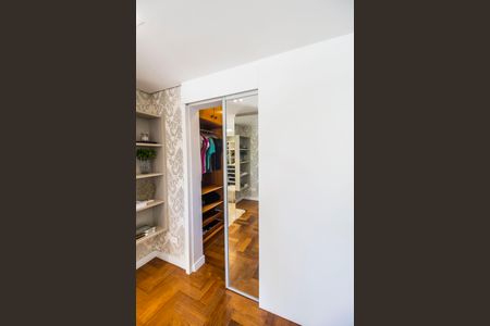 Casa à venda com 451m², 4 quartos e 2 vagas Casa à venda com 451m², 4 quartos e 2 vagasCloset da suíte 1