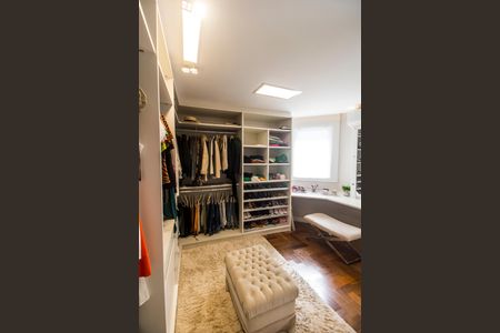 Casa à venda com 451m², 4 quartos e 2 vagas Casa à venda com 451m², 4 quartos e 2 vagasCloset da suíte 1