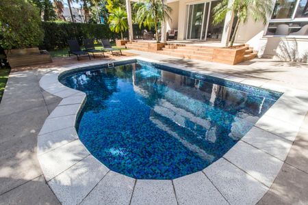 Casa à venda com 451m², 4 quartos e 2 vagas Casa à venda com 451m², 4 quartos e 2 vagasQuintal