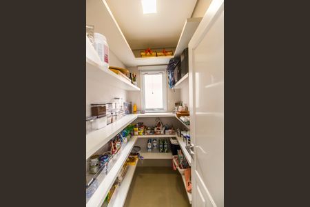 Casa à venda com 451m², 4 quartos e 2 vagas Casa à venda com 451m², 4 quartos e 2 vagasDespensa