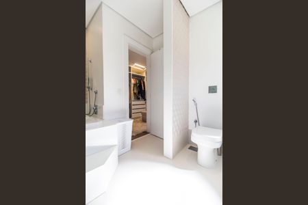 Casa à venda com 451m², 4 quartos e 2 vagas Casa à venda com 451m², 4 quartos e 2 vagasBanheiro da Suíte 1