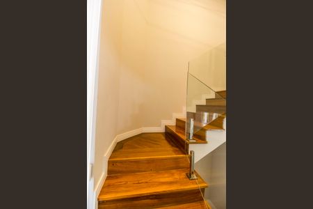 Casa à venda com 451m², 4 quartos e 2 vagas Casa à venda com 451m², 4 quartos e 2 vagasEscada