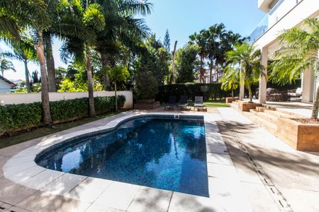 Casa à venda com 451m², 4 quartos e 2 vagas Casa à venda com 451m², 4 quartos e 2 vagasPiscina