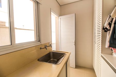 Casa à venda com 451m², 4 quartos e 2 vagas Casa à venda com 451m², 4 quartos e 2 vagasÁrea de Serviço